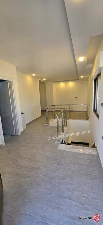 شقة طابق اخير مع روف مساحة 194م للبيع في عمان - الجندويل 