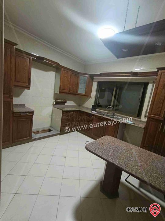 شقة فارغة مساحة 150م طابق ثالث للايجار للعرسان او عائلة صغيرة في عمان - الرابية