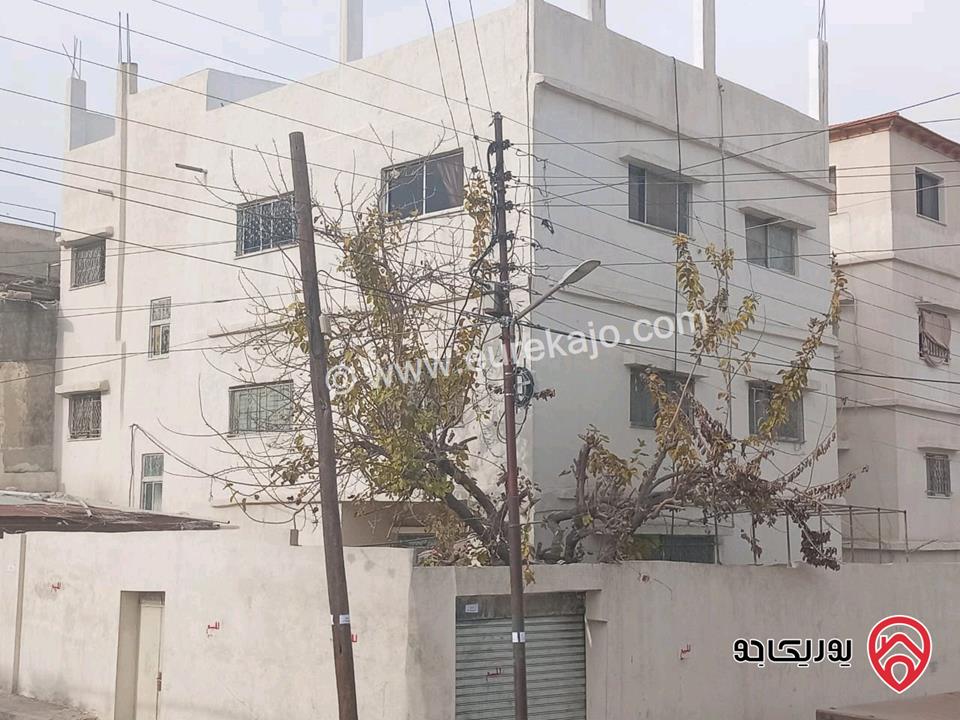 بيت مكون من ثلاث طوابق مساحة 330م على أرض 245م مشترك مع شخص واحد للبيع في عمان - الوحدات حي ام تينة