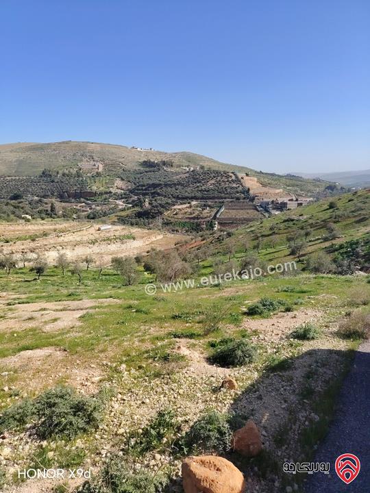 قطعة ارض مساحة 3400م للبيع في جرش على شارع جرش الزرقاء الرئيسي