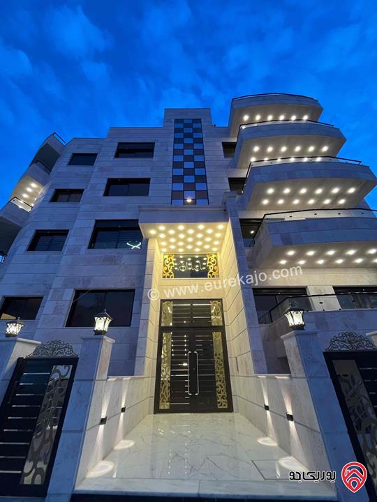 شقة طابق ثالث مع روف مساحة 195م٢ للبيع في عمان - طبربور قريبة من الخدمات