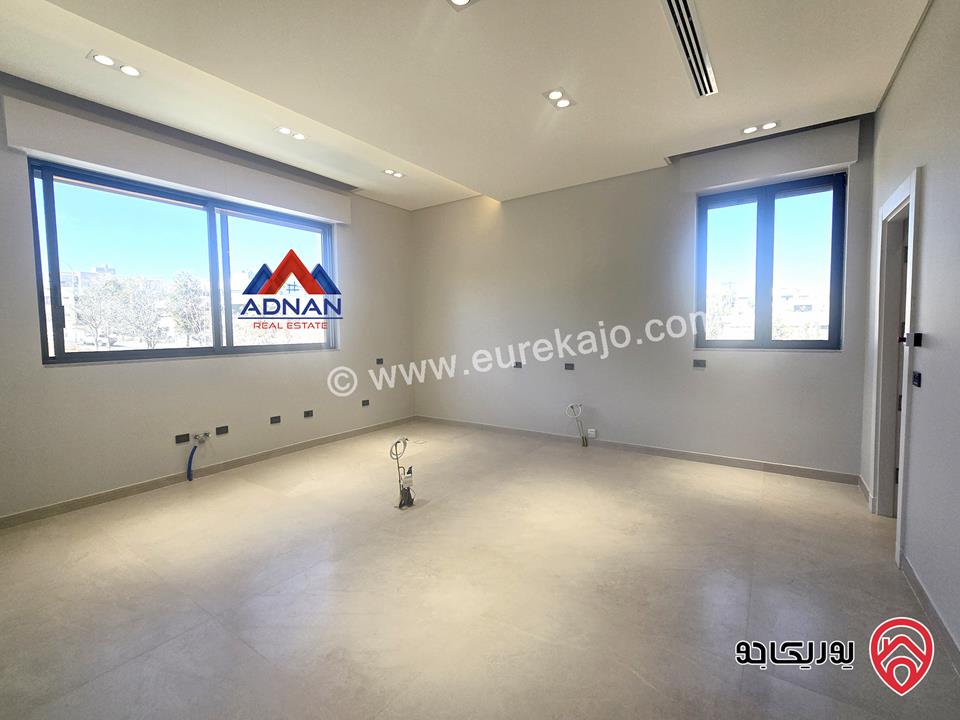 فيلا متلاصقة جديدة مساحة 763م على أرض 530م مع مسبح واطلالة عالية للبيع في عمان - عبدون