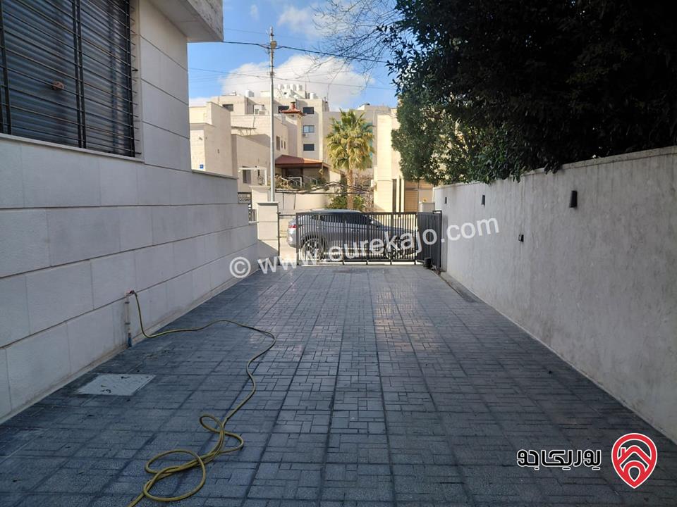 شقة ارضية مساحة 250م داخلي و 230م خارجي للبيع مفروشة في عمان - ام السماق 