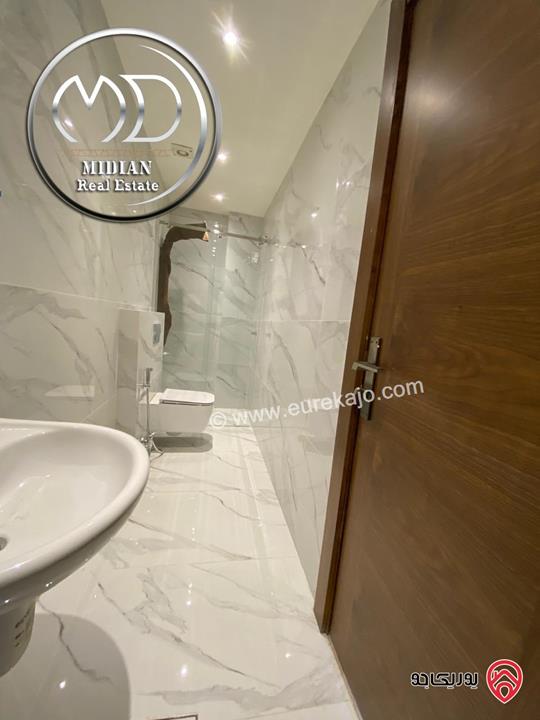 شقة دوبلكس جديدة فارغة للايجار في عمان - ضاحية النخيل طابق اخير مع روف مساحة 250م مع تراسات تشطيبات و ديكورات عصرية فاخرة