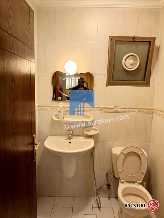 شقة أرضية مميزة مساحة 215م مع حديقة وترسات 120م للبيع في عمان - خلدا