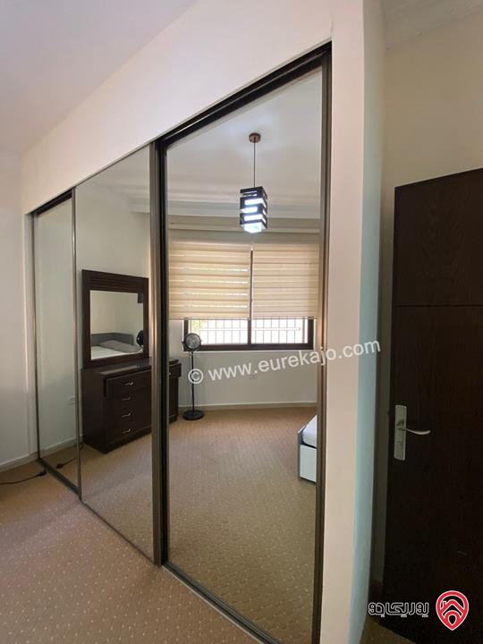 شقة طابق شبه ارضي مساحة 200م داخلي و 70م خارجي للبيع مفروشة في عمان - عبدون