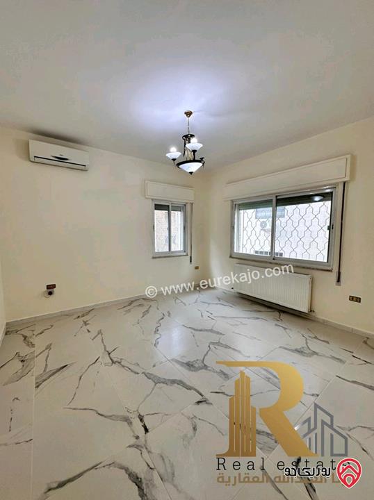 شقة طابقية مساحة 310م طابق أول للبيع في عمان - ام اذينة