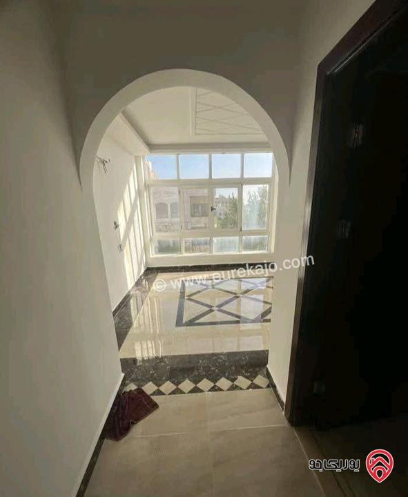 شقة مساحة 230م طابق ثالث للإيجار فارغة في عمان - خلدا