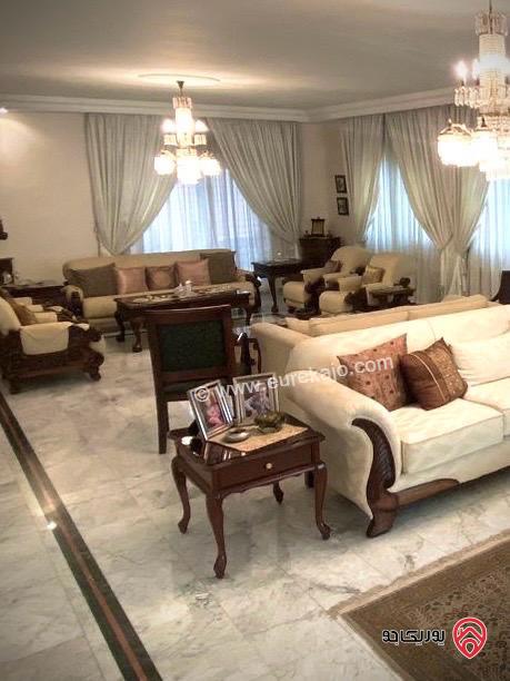 فيلا كبيرة مساحة البناء 800م على أرض 746م مع مسبح وحديقة واسعة للبيع في أرقى مناطق عمان الغربية - الكرسي