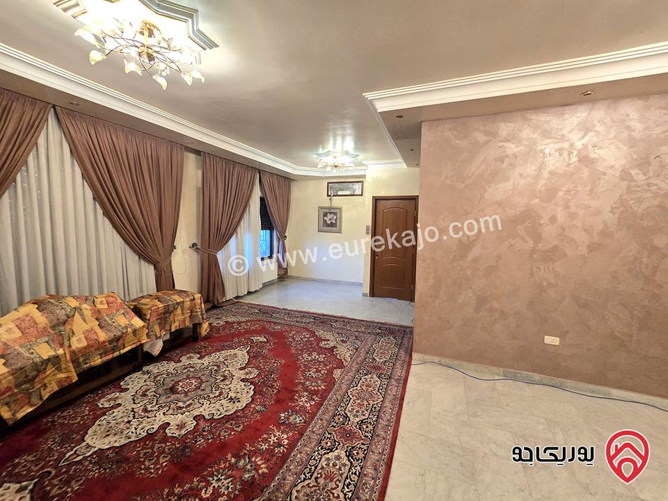 شقة طابق اخير مع رووف مساحة 307م للبيع في عمان - الرابية