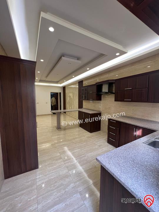 شقة مساحة 120م داخلي و 150م خارجي للبيع في عمان - ضاحية الرشيد