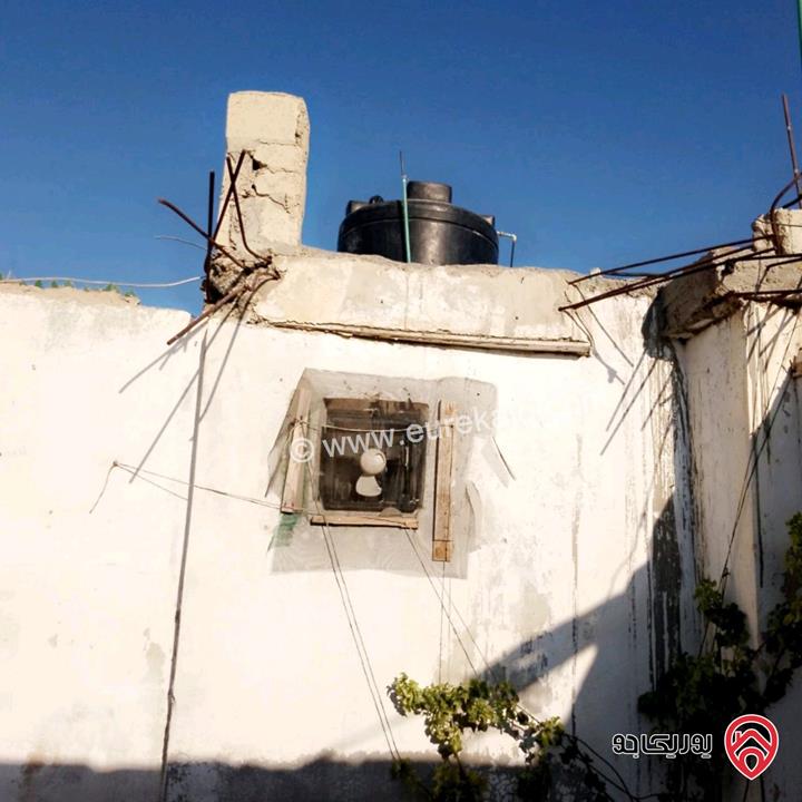 عمارة سكنية & تجارية تحتوي على 7 شقق بالإضافة إلى 3 مخازن على الشارع الرئيسي للبيع في الرصيفة