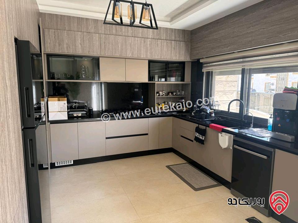 شقة طابق ثاني مساحة 215م للبيع في عمان - الرابية