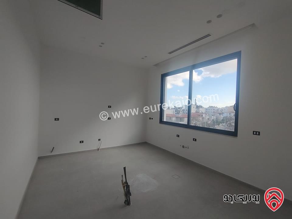 فلل متلاصقة مساحة الارض 250م مساحة البناء 500م للبيع في عمان - عبدون 