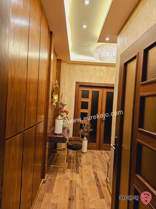 شقة سوبر ديلوكس مساحة 273م طابق أرضي مع مساحة خارجية 90م للبيع مفروشة في الجبيهة 