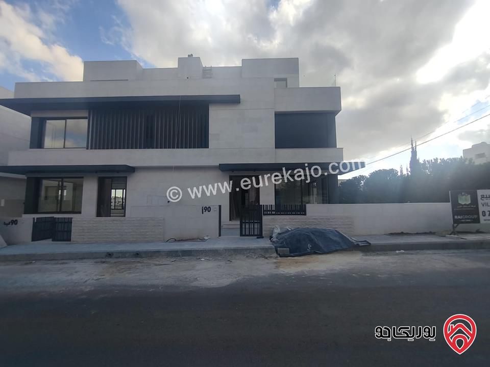 فلل متلاصقة مساحة الارض 250م مساحة البناء 500م للبيع في عمان - عبدون 