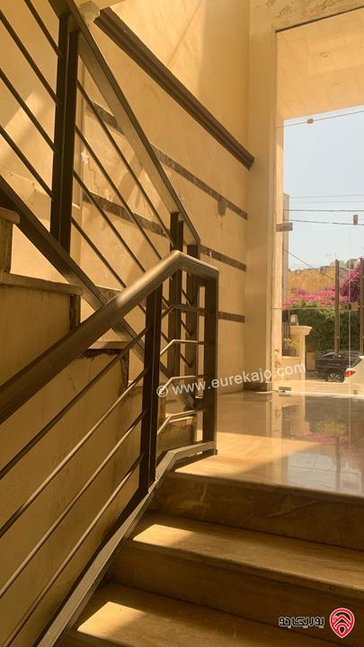 شقة فارغة طابقية فخمة جدا مساحة 230م للايجار في عمان - أم اذينة من المالك مباشرة باطلاله بانورامية 