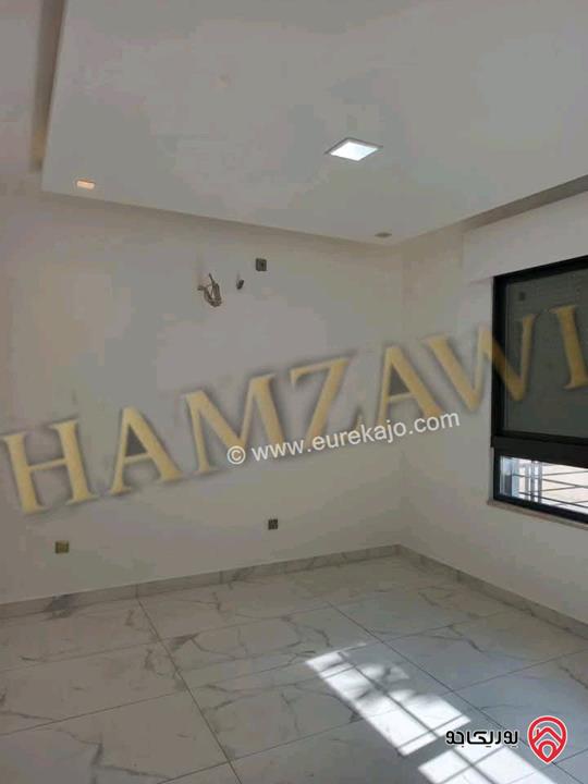 شقة دوبلكس أرضية مساحة 300م داخلي و 250م خارجي للايجار في عمان - حي الصحابة 