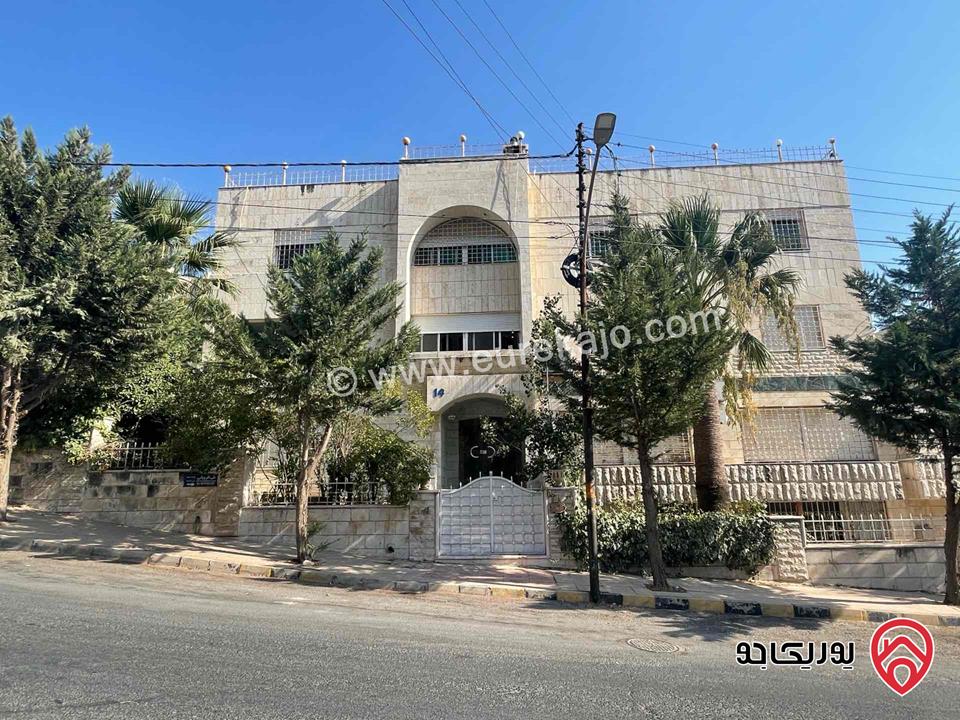 فيلا 3 طوابق على أرض 1 دونم و 19م للبيع في عمان - الجبيهة