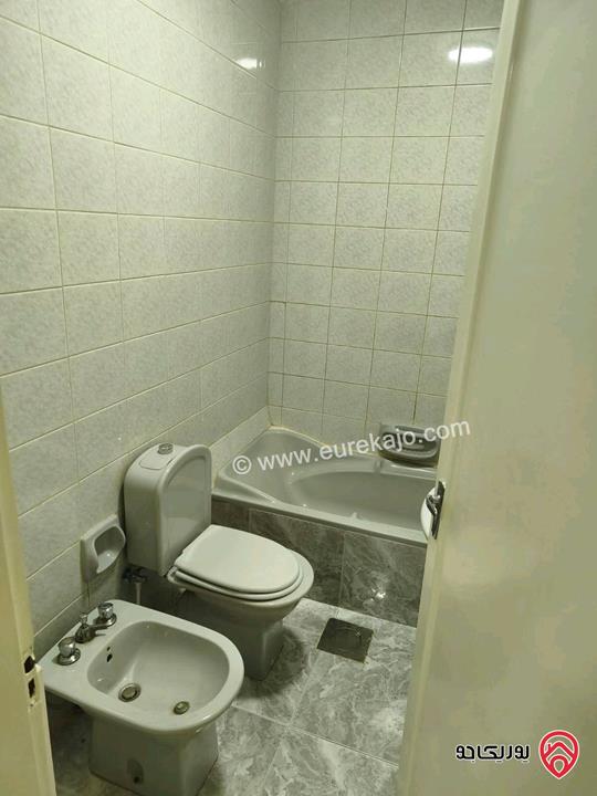 شقة مجددة فارغة مساحة 130م طابق ثاني للإيجار في عمان - الشميساني 