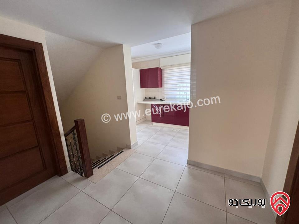 فيلا متلاصقة للبيع او للايجار في عبدون قرب الاسفاره الامريكيه مساحة الارض 500م ومساحة البناء 700م ومساحة الحديقة 200م موقع مميز واطلالة خلابة منطقة فلل واصل جميع الخدمات 