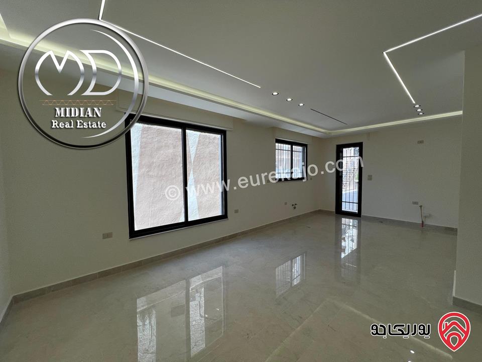 شقة شبه ارضي جديدة للبيع في عمان - ام اذينة مساحة 125م مع ترس و حديقة 110م تصلح للاستثمار بسعر مميز جداً