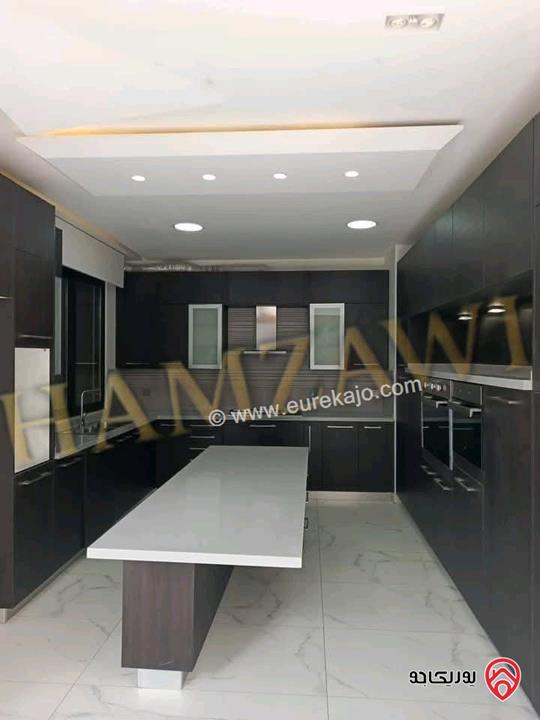 شقة دوبلكس أرضية مساحة 300م داخلي و 250م خارجي للايجار في عمان - حي الصحابة 