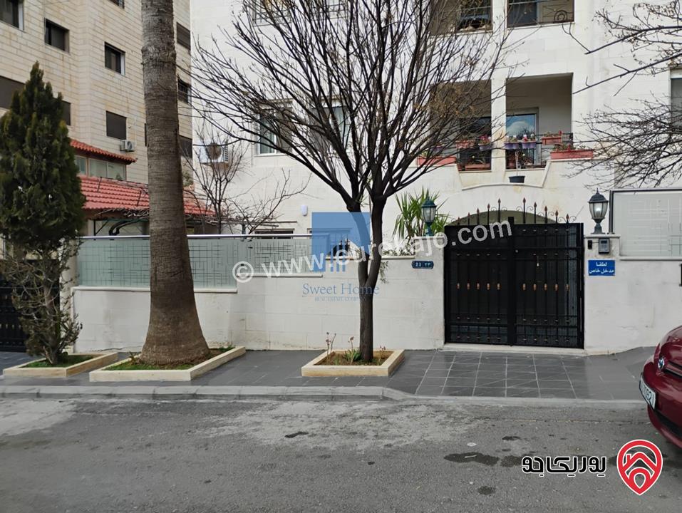 شقة أرضية مساحة 225م مع حديقة وترسات 100م تشطيب سوبر ديلوكس للبيع في عمان - خلدا