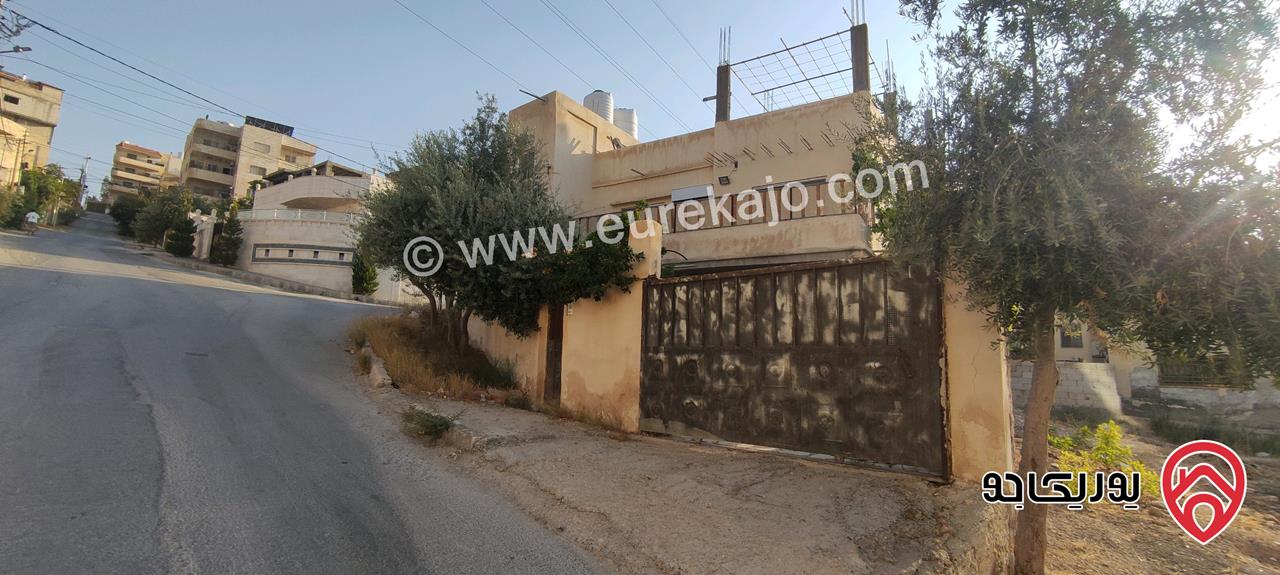 بيت طابقين مساحة 330م على أرض 380م للبيع في الزرقاء - شارع الكرامة