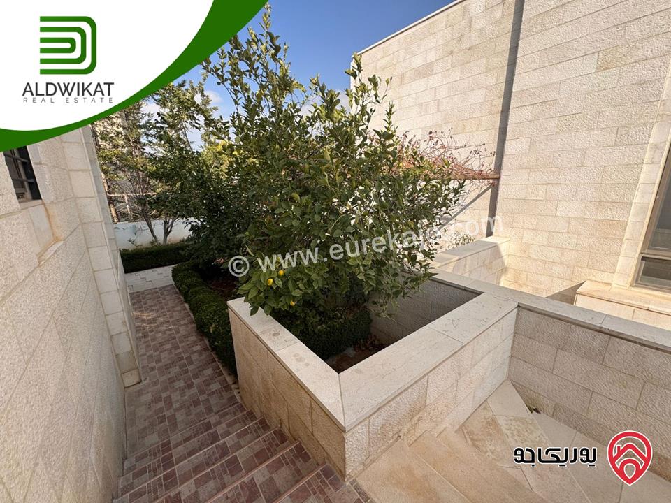 فيلا مساحة الارض 1600م ومساحة البناء 1100م مساحة الحديقة 400م للبيع في السلط - منطقة السرو 