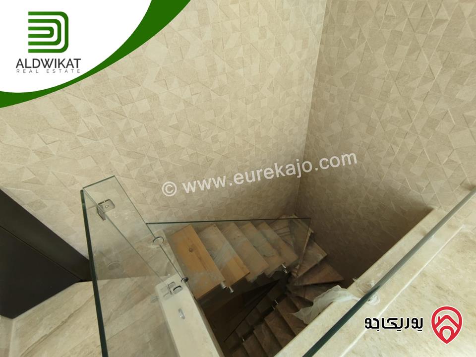 شقة للبيع في عمان - ام السماق/ قرب مكة مول طابق اخير مع رووف مساحة البناء 220م ومساحة الترس 140م