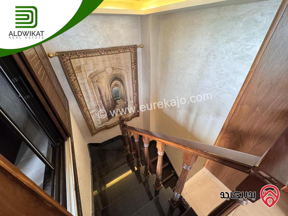 شقة للبيع في عمان - عبدون طابق اخير مع روف مساحة البناء 300م ومساحة الترس 50م موقع مميز