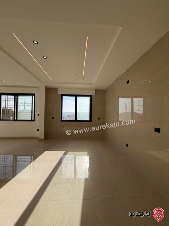 شقة سوبر ديلوكس شبه ارضي دوبلكس مساحة 228م مع ترس 40م للبيع في عمان - مرج الحمام 