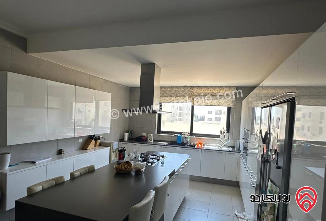 شقة مساحة 300م للبيع في عمان - حي الصحابة