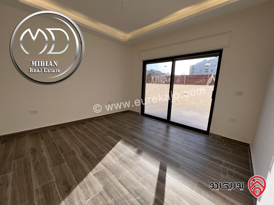 شقة شبه ارضي مساحة 300م مع ترس وحديقة 200م تشطيبات و ديكورات فاخرة جديدة لم تسكن للبيع في عمان - دير غبار 