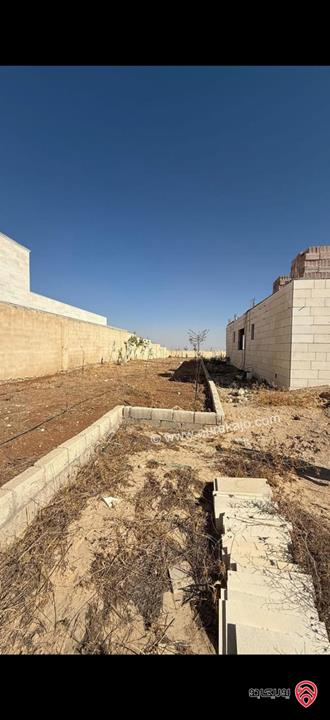 قطعة أرض مساحة 2 دونم عليها منزل غير مشطب 200م للبيع في الزرقاء - جريبا