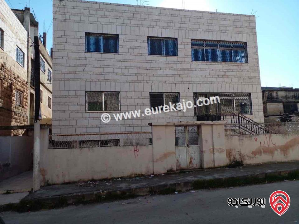 عمارة 3 طوابق مساحة الأرض 400م والبناء 540م للبيع في اربد شارع حكما