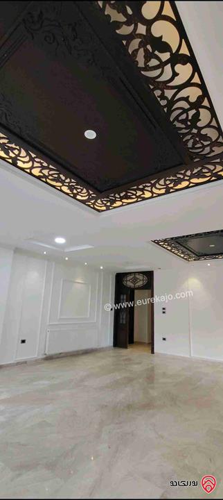 شقة أرضية مساحة 245م داخلي و 100م خارجي للبيع في عمان - ناعور