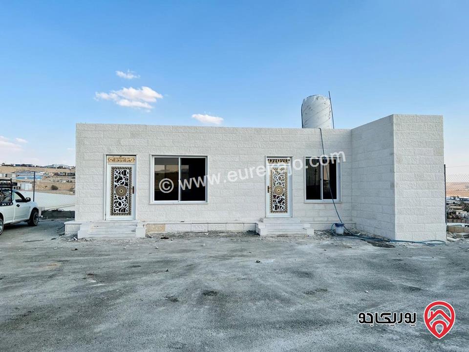 معرض سيارات مساحة 1400م للبيع في الزرقاء المنطقة الحرة