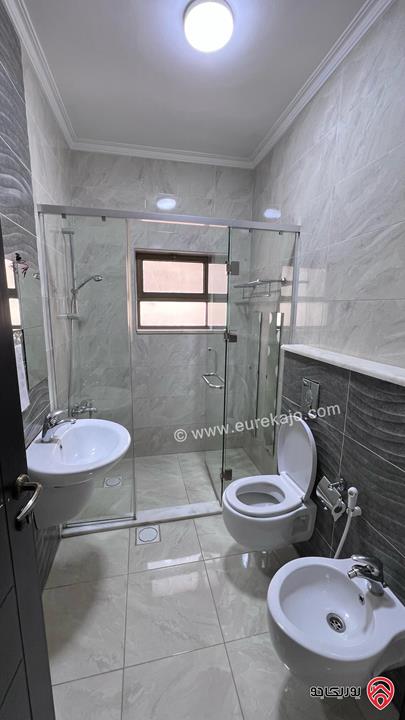 شقة طابق أخير مع روف مساحة 280م باطلالة خلابة للبيع في عمان - ضاحية النخيل من المالك مباشرة 