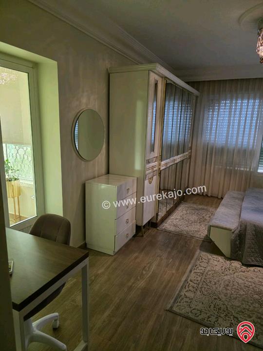 شقة طابقية طابق ثالث مساحة 305م للبيع في عمان - الرابية