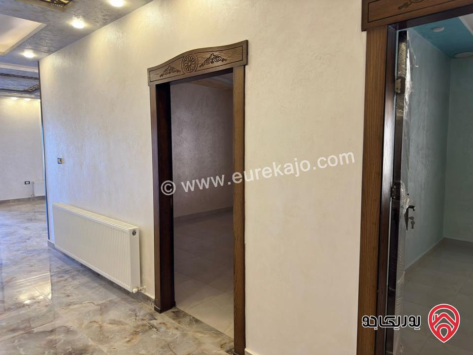 فيلا ومزرعة مميزة جدا مساحة الأرض 3 دونم و 460م ومساحة البناء 450م للبيع في الزرقاء - الكمشة فوق شارع الأردن بجانب مطعم سوار الياسمين 
