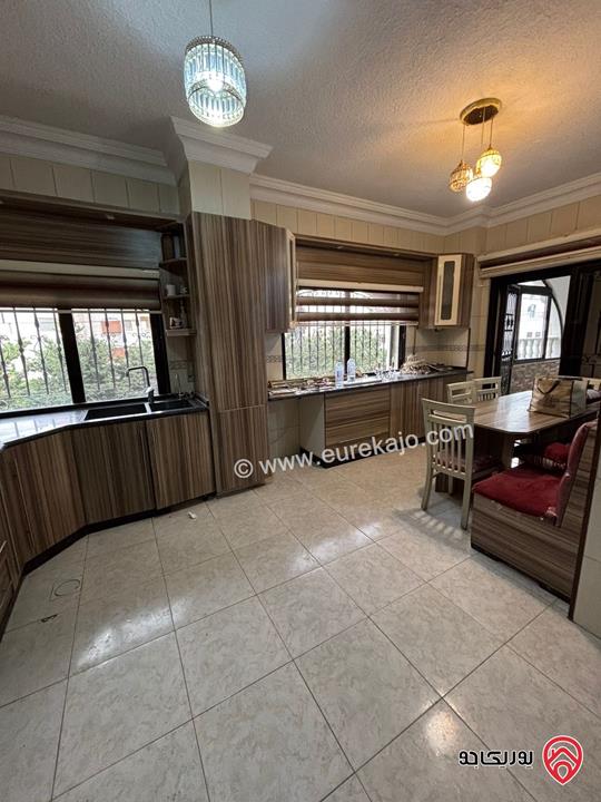 شقة سكنية طابق اول مساحة 242م للبيع في عمان - أم أذينة