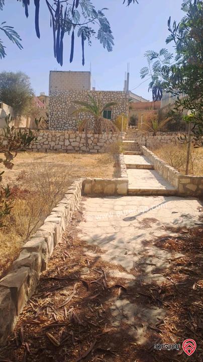 مزرعة مساحة الأرض 781م والبناء 200م للبيع في منطقة البحر الميت - الشونة الجنوبية - بالقرب من إشارة الراما