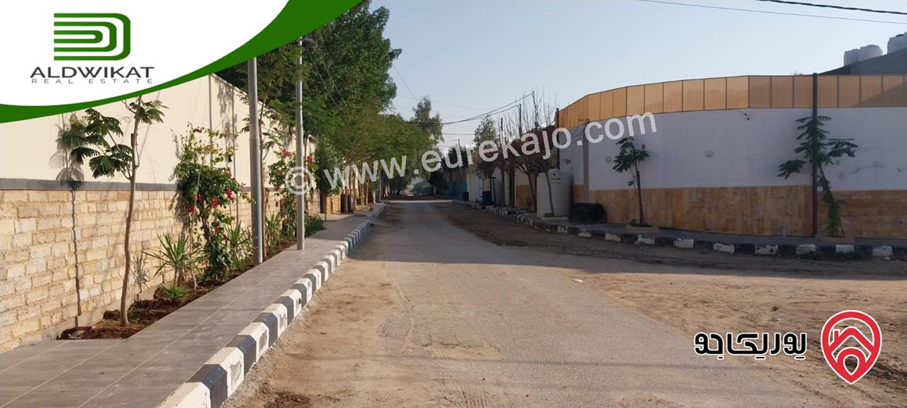 شاليه مميز مساحة الارض 1000م والبناء 165م للبيع في البحر الميت - منتجع البحيرة