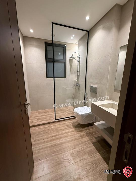 شقة فاخرة سوبر ديلوكس طابق أول مساحة 200م للإيجار في عمان - طريق المطار