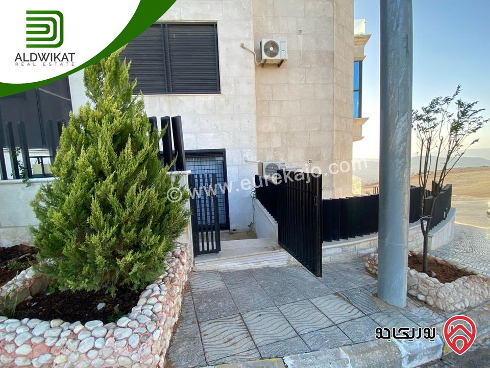 شقة مميزه للبيع في عمان - الجبيهة شبه ارضي اطلالة بانوراما على مطل الجبيهه مساحة البناء 192م ومساحة الترس 25م بلكونه 30م