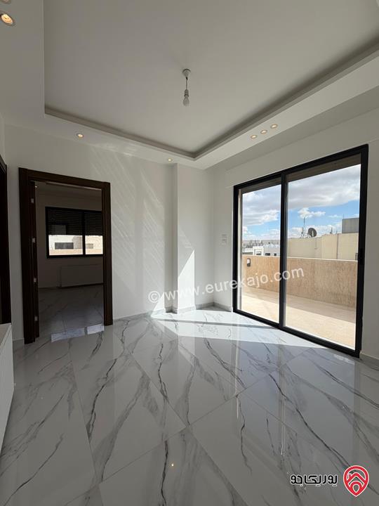 شقة سوبر ديلوكس طابق ثالث مع روف مساحة 229م داخلي و 120م خارجي للبيع في عمان - حي الصحابة  