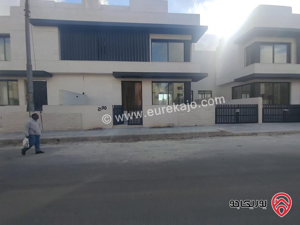 فلل متلاصقة مساحة الارض 250م مساحة البناء 500م للبيع في عمان - عبدون 