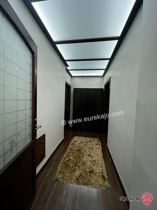 شقة ارضية مفروشة مساحة 250م داخلي وخارجي 90م للإيجار السنوي في عمان - دير غبار 